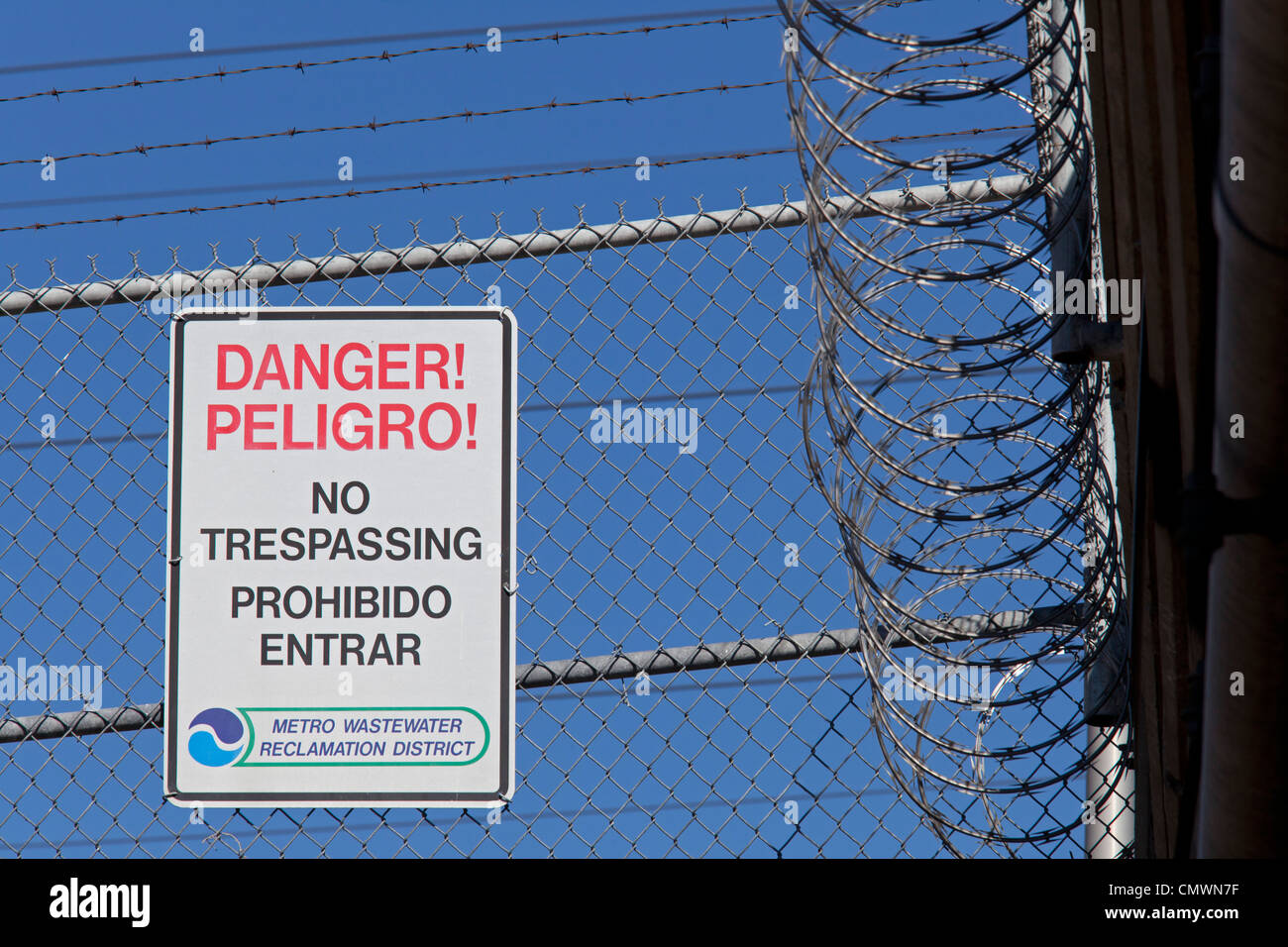 Commerce City, Colorado - un signe met en garde contre l'intrusion de l'usine de traitement des eaux usées de Denver. Banque D'Images
