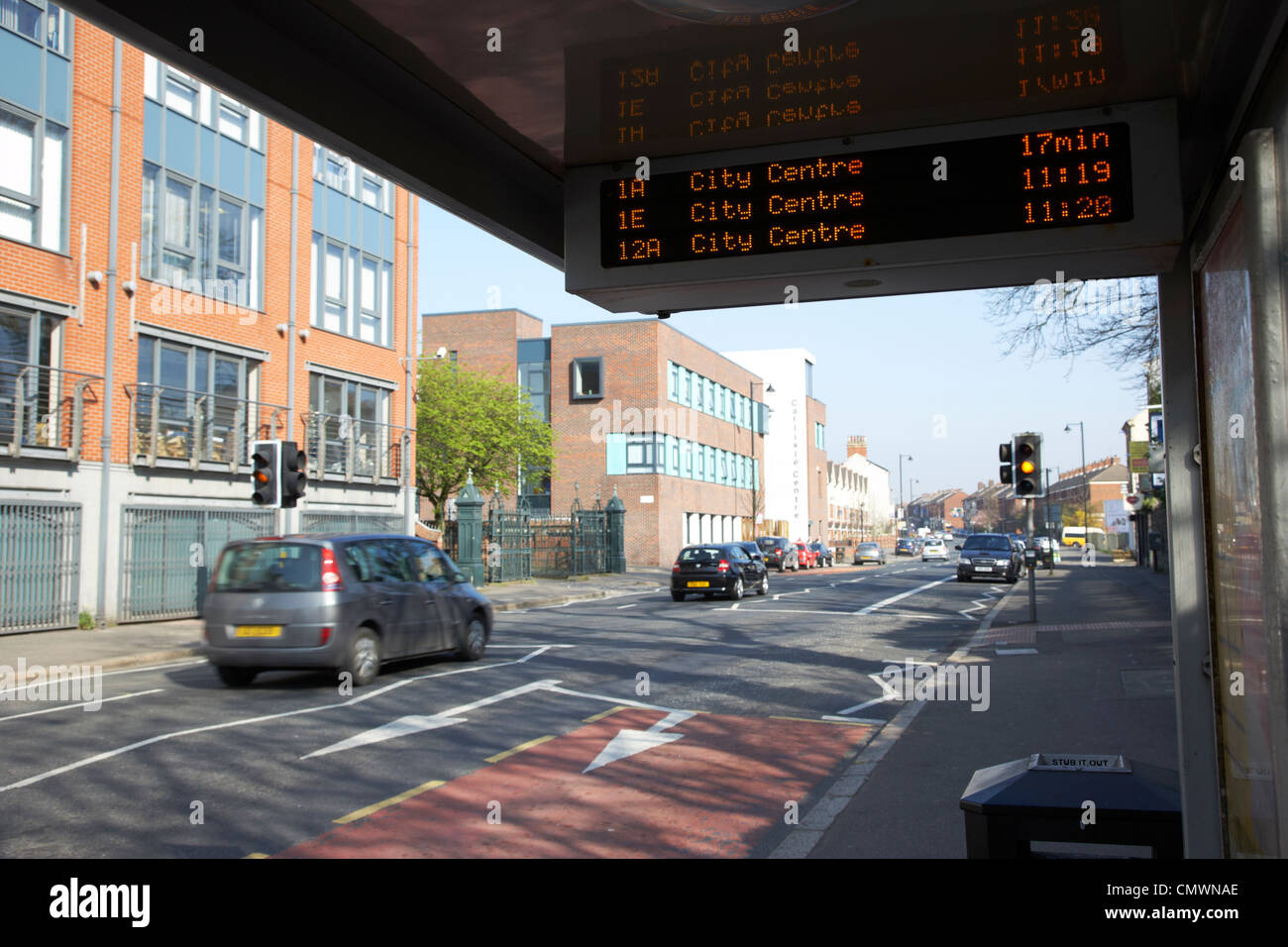 Système de suivi des bus sur un bustrak abri bus s'arrêter sur une route principale à Belfast en Irlande du Nord uk Banque D'Images