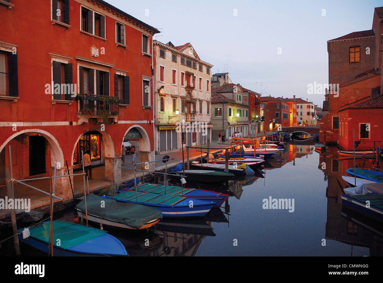 Europa Italie Vénétie Chioggia le canal et bateaux Banque D'Images