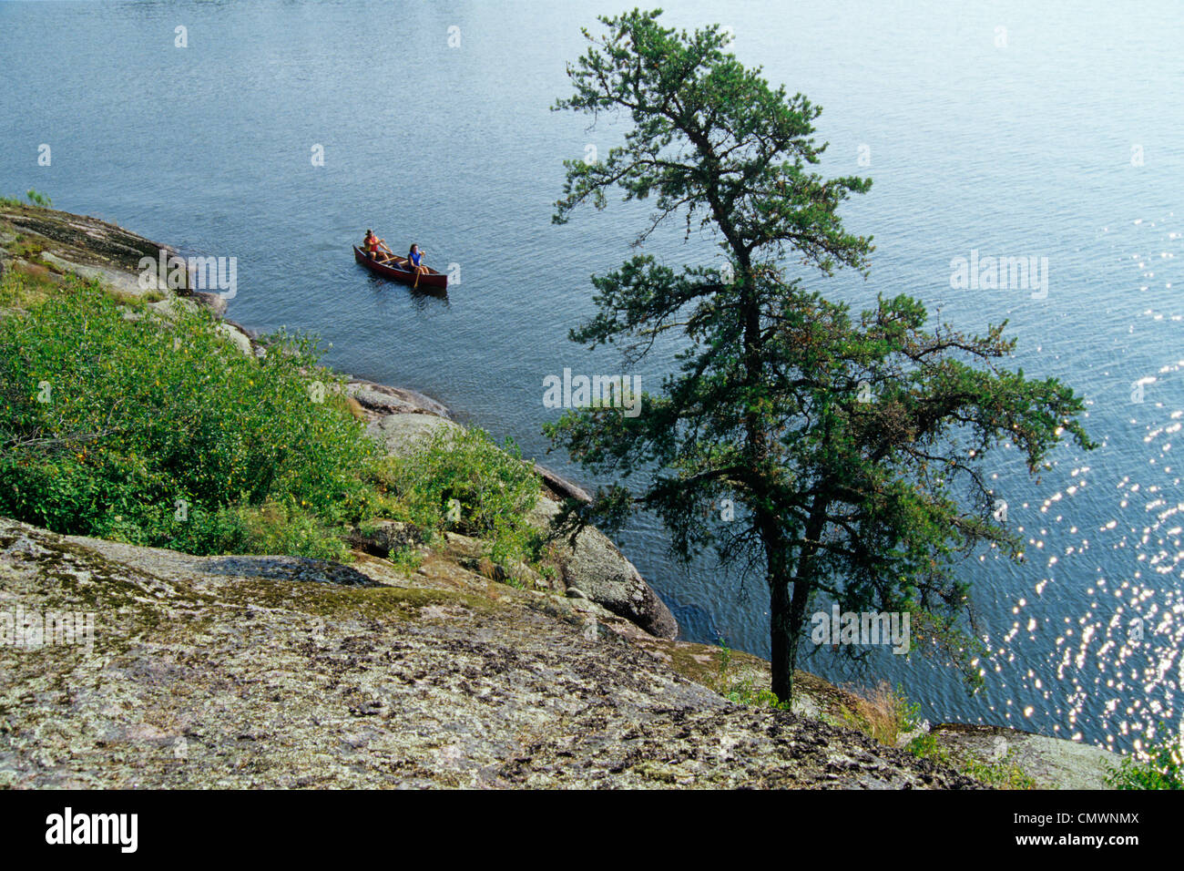 Canoë sur le lac Big Whiteshell, parc provincial de Whiteshell, Manitoba Banque D'Images