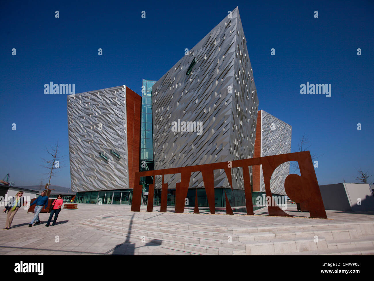 Un géant de l'acier plaque marque l'entrée de la nouvelle €100 millions de Titanic Belfast Visitors Centre, à Belfast, en Irlande du Nord Banque D'Images
