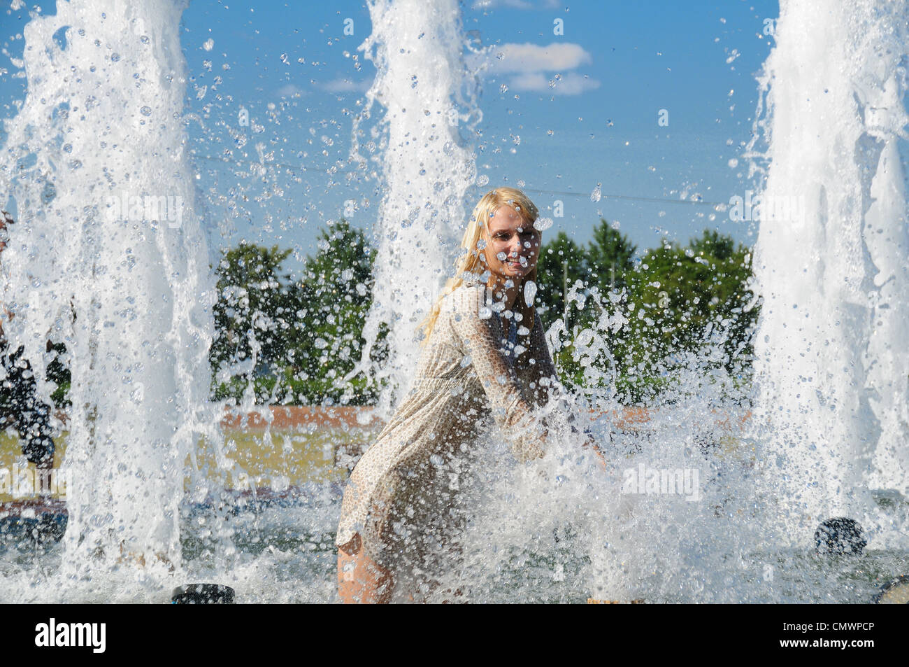 Les jeunes femmes à la fontaine Banque D'Images