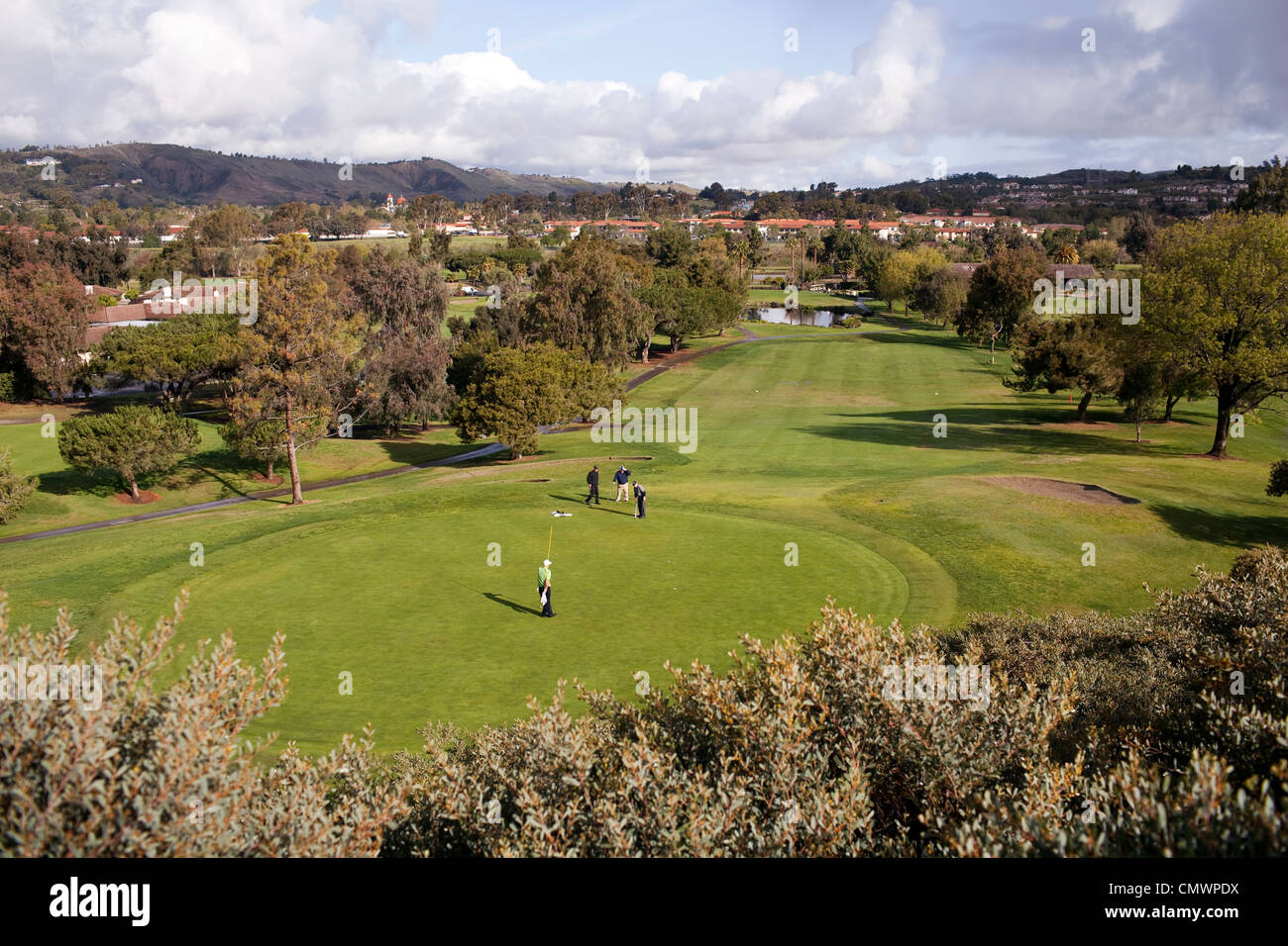 Un groupe de golfeurs jouent sur le San Juan Hills Golf Club à San Juan Capistrano, en Californie. Banque D'Images