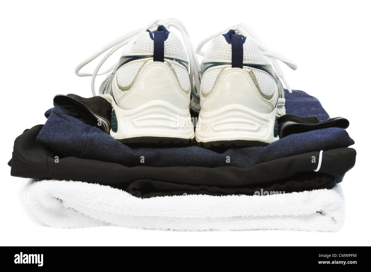 Kit de sport avec des chaussures de course et une serviette, isolé sur un fond blanc avec clipping path Banque D'Images