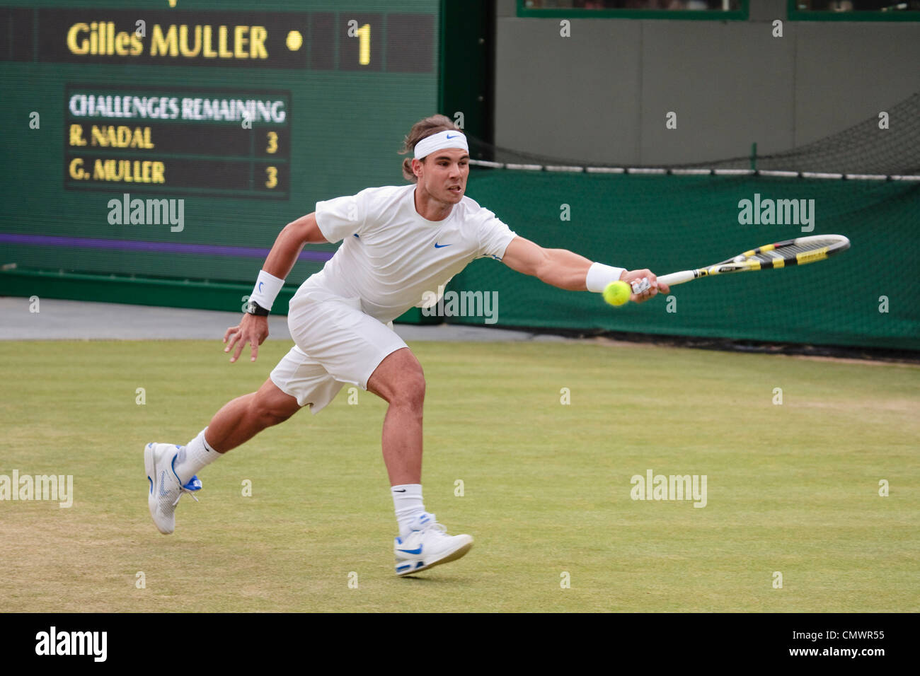 Rafael Nadal (ESP) joue dans la 2ème manche du Championnat de Tennis de Wimbledon 2011 Banque D'Images