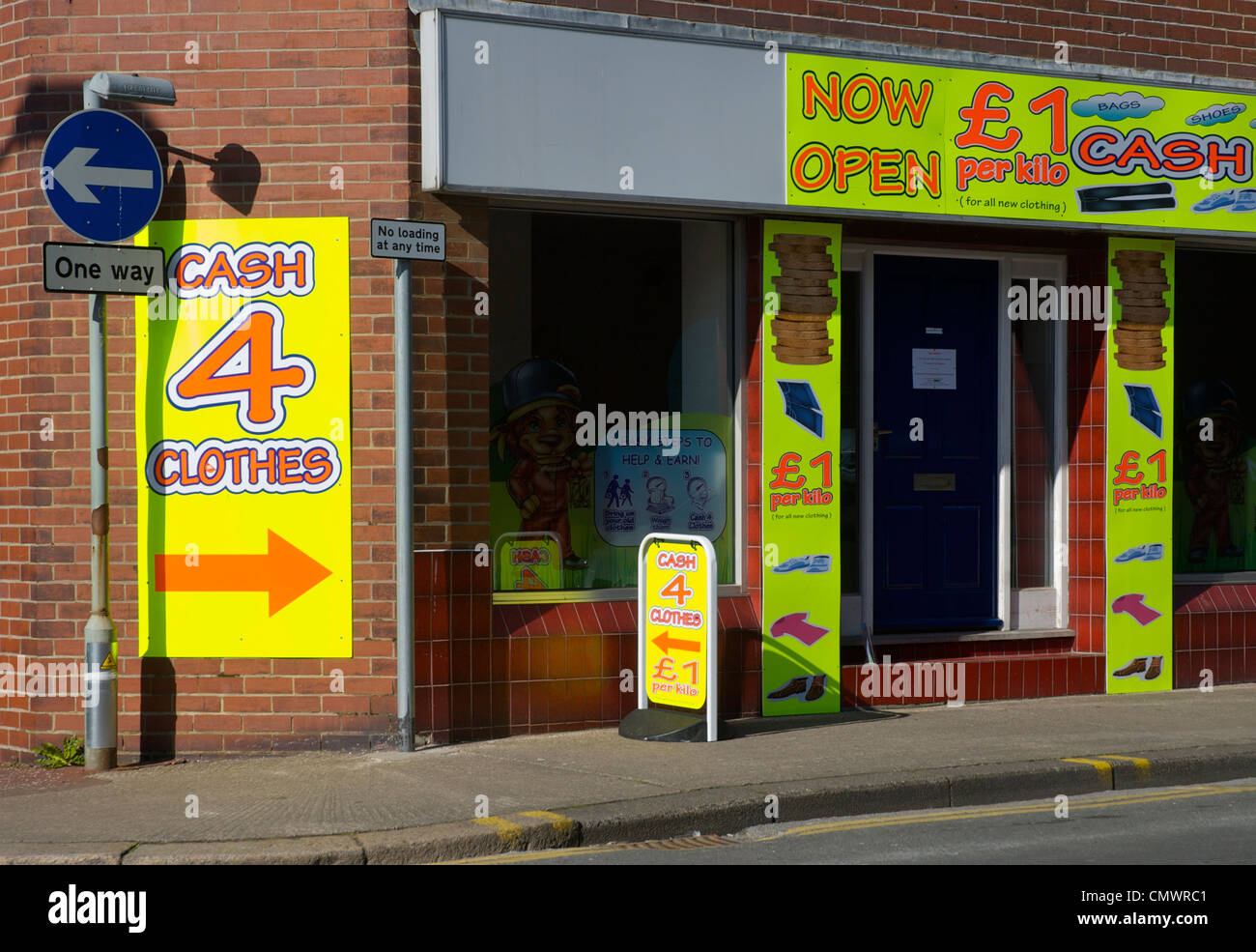 Cash4Clothes shop, Barrow-in-Furness Cumbria, Angleterre, Royaume-Uni Banque D'Images