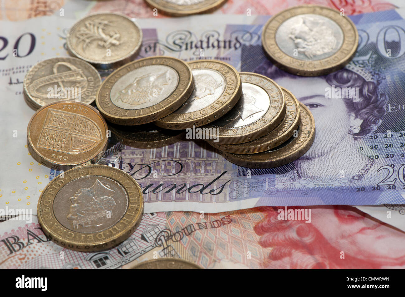Les billets de banque et les pièces de différentes dénominations. Monnaie sterling britannique. Banque D'Images