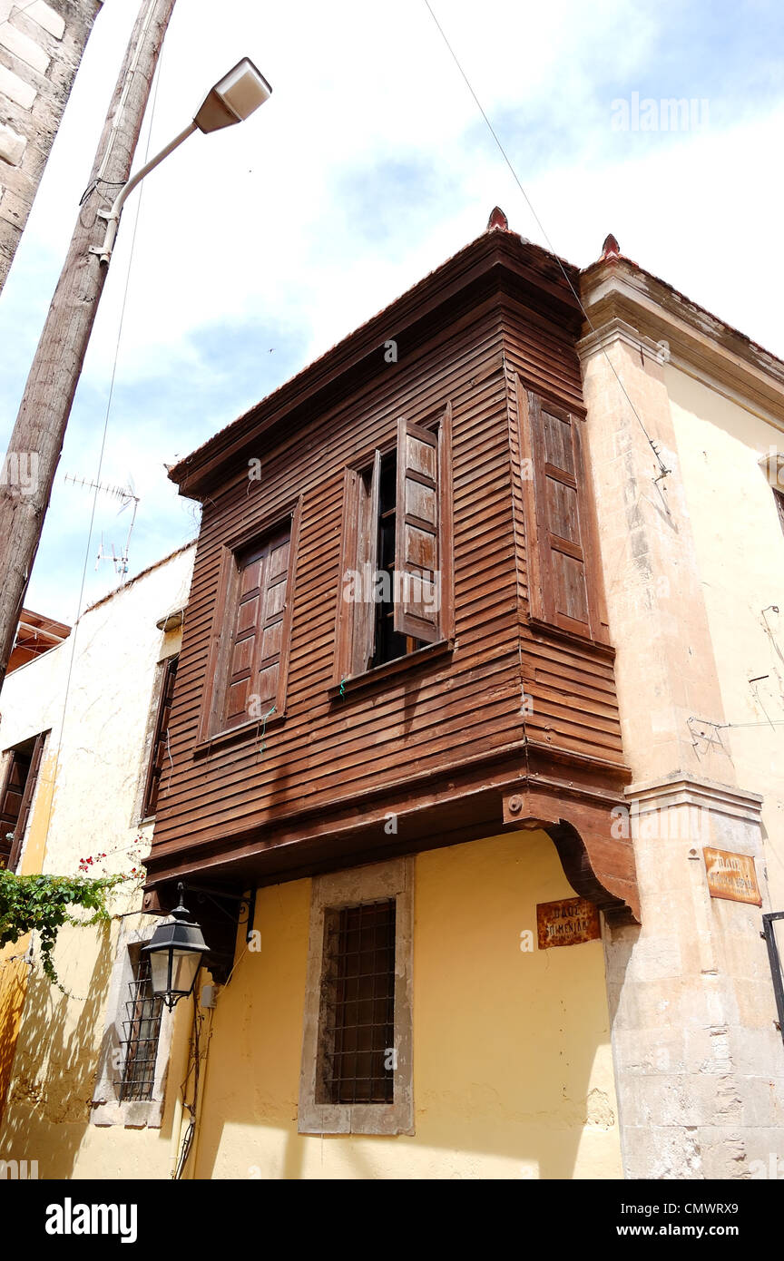 Balcon en bois traditionnelles rares à Rethymno, Crète, Grèce Banque D'Images