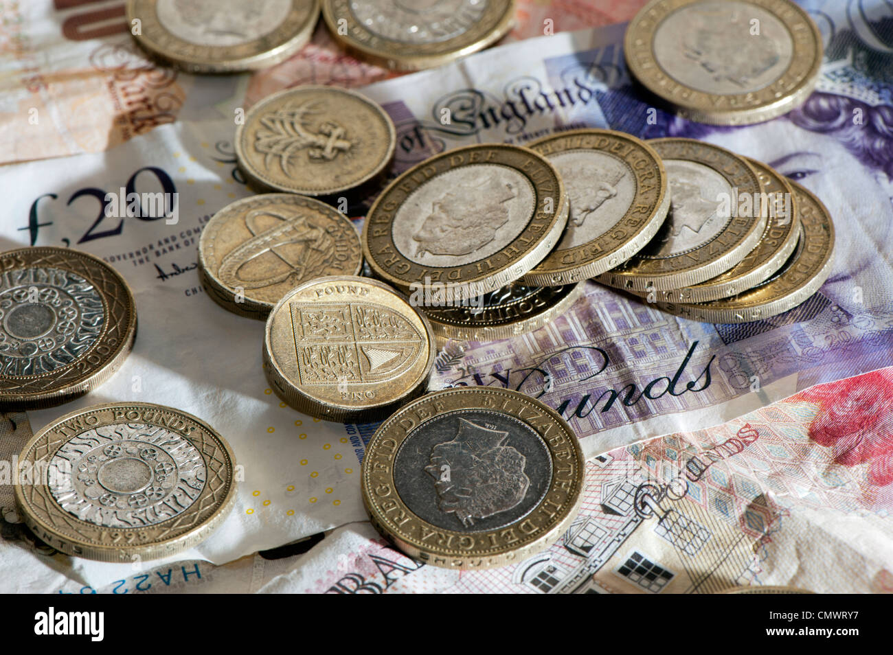 Les billets de banque et les pièces de différentes dénominations. Monnaie sterling britannique. Banque D'Images