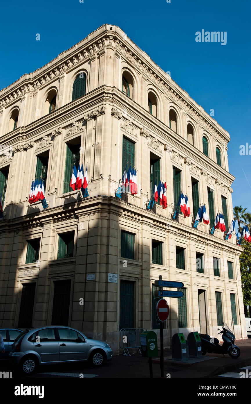 Une ombre reflète à travers un bâtiment beige comprises avec drapeaux français. Banque D'Images