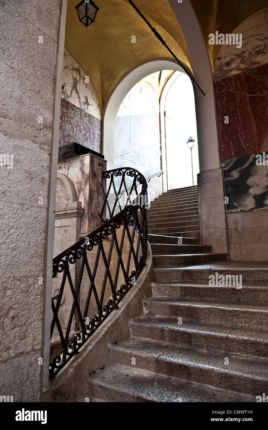 Escalier en colimaçon menant à une porte. Banque D'Images