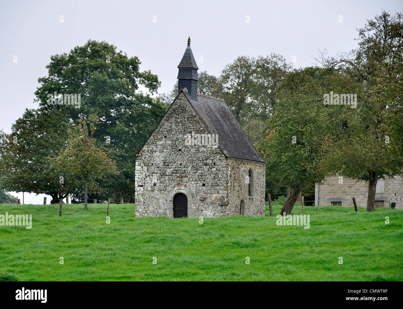 Une petite chapelle dans la campagne normande près de Barenton (Manche, Basse-Normandie, France). Banque D'Images