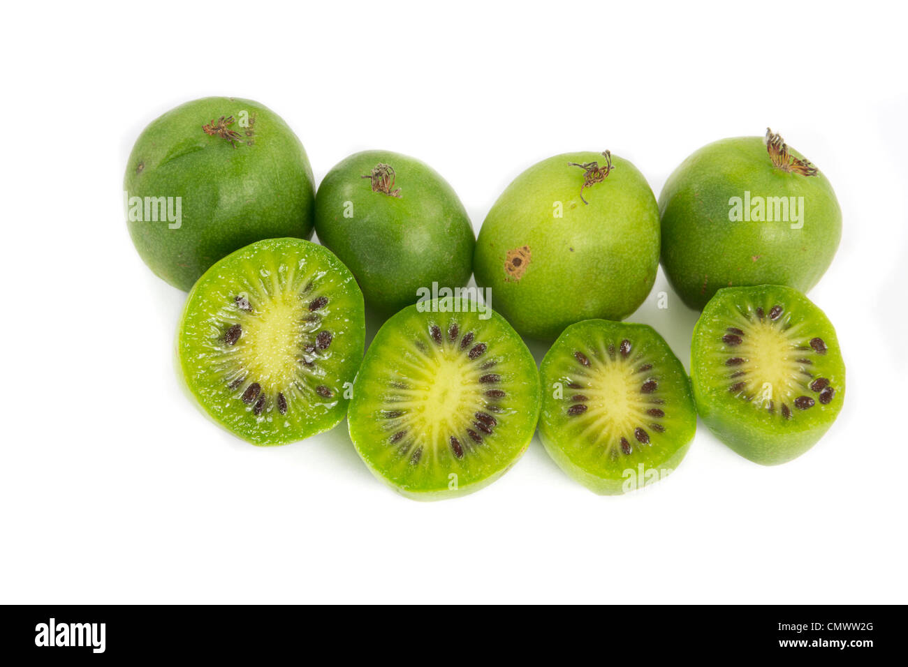 Photo d'un tas de petits fruits kiwi on white Banque D'Images