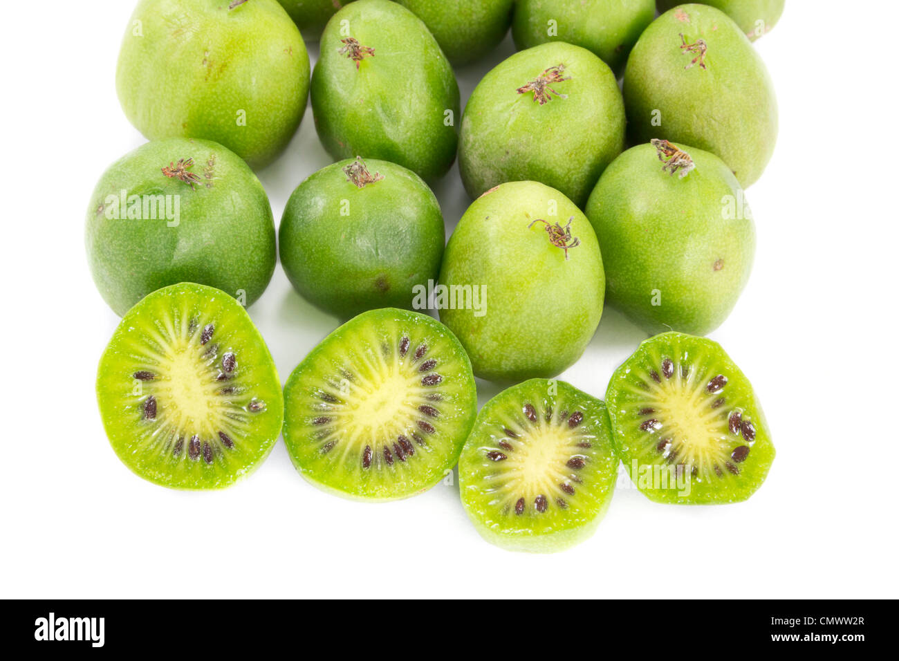 Photo d'un tas de petits fruits kiwi on white Banque D'Images
