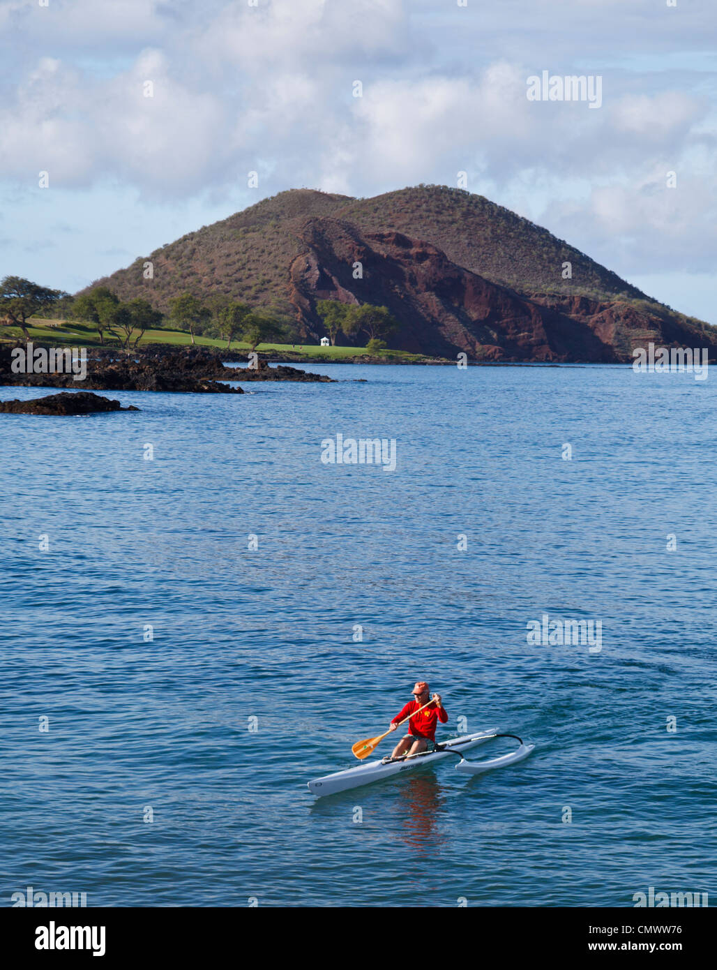 L'une personne approche de pirogues sur Maui Makena Landing Banque D'Images