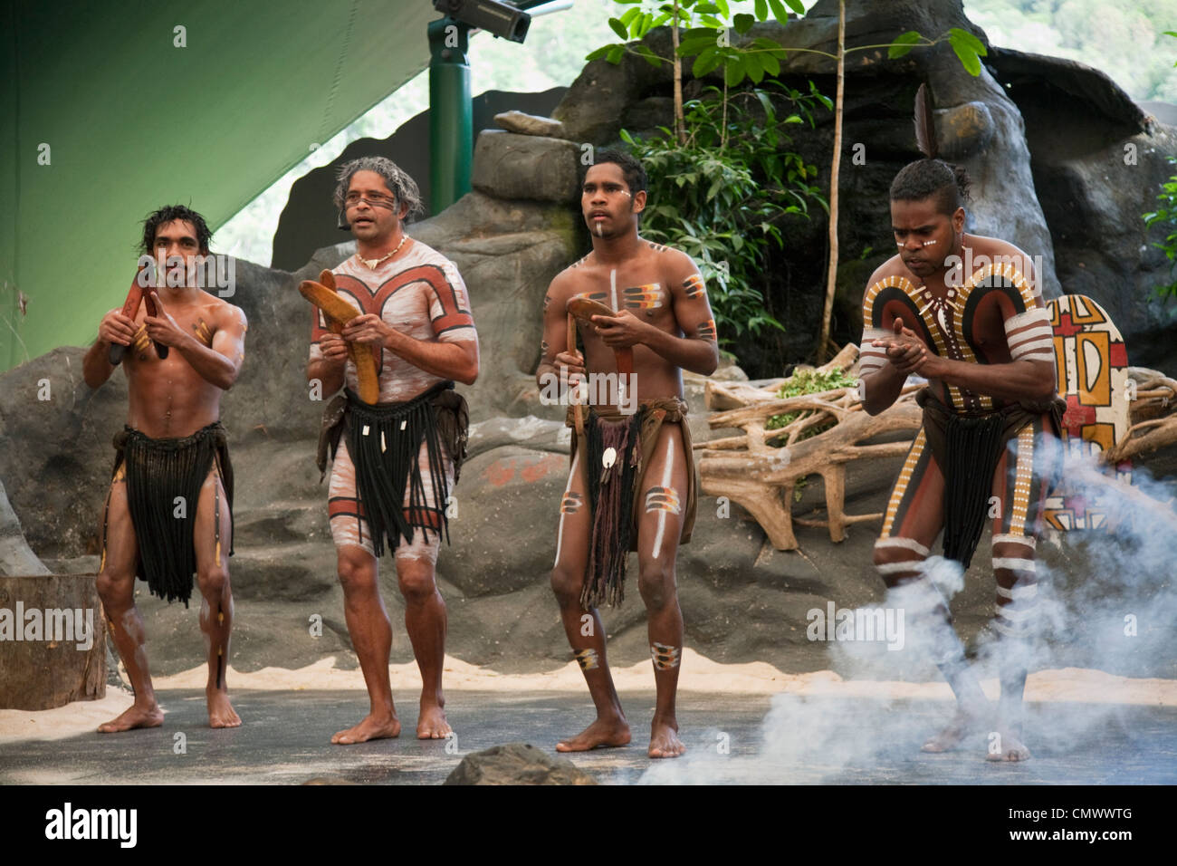 Les danseuses à Tjapukai Aboriginal Cultural Park. Smithfield, Cairns, Queensland, Australie Banque D'Images