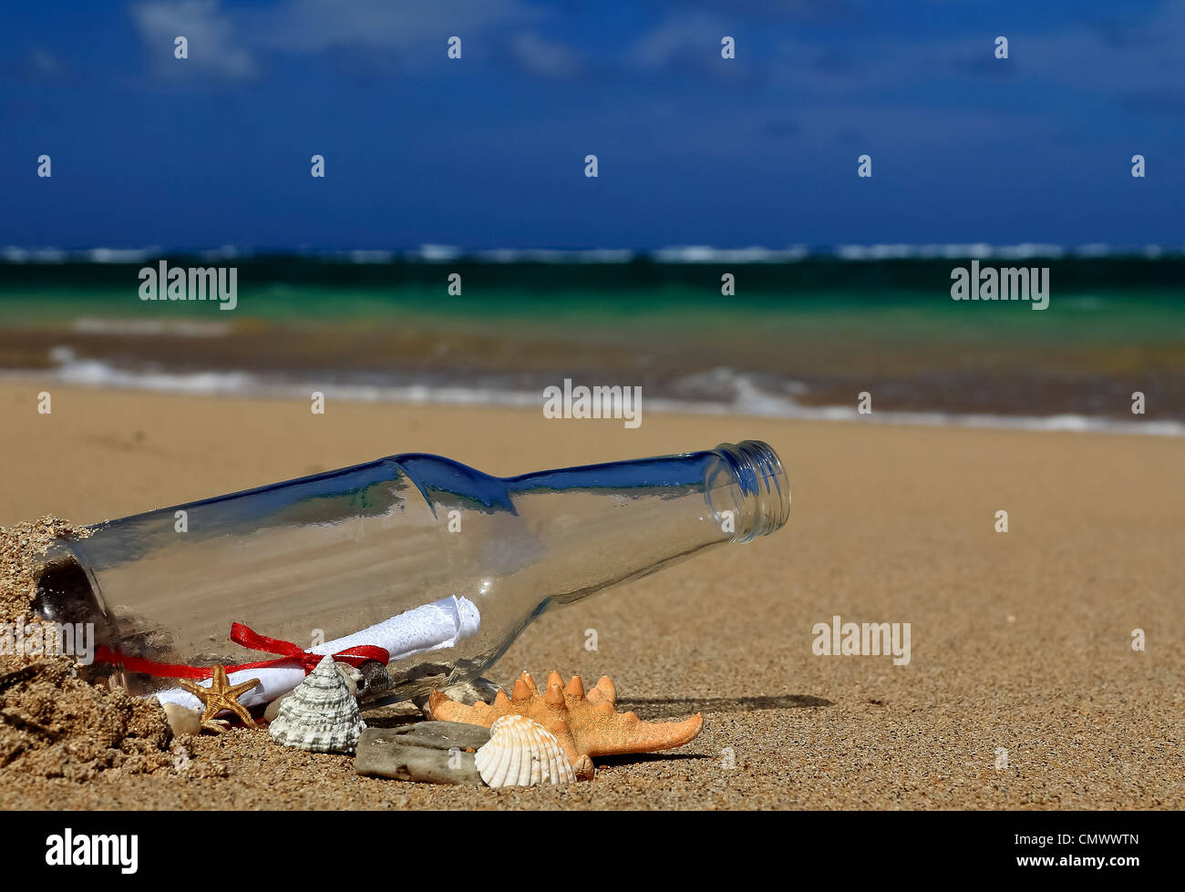 Remarque dans le flacon en verre sur la plage Banque D'Images