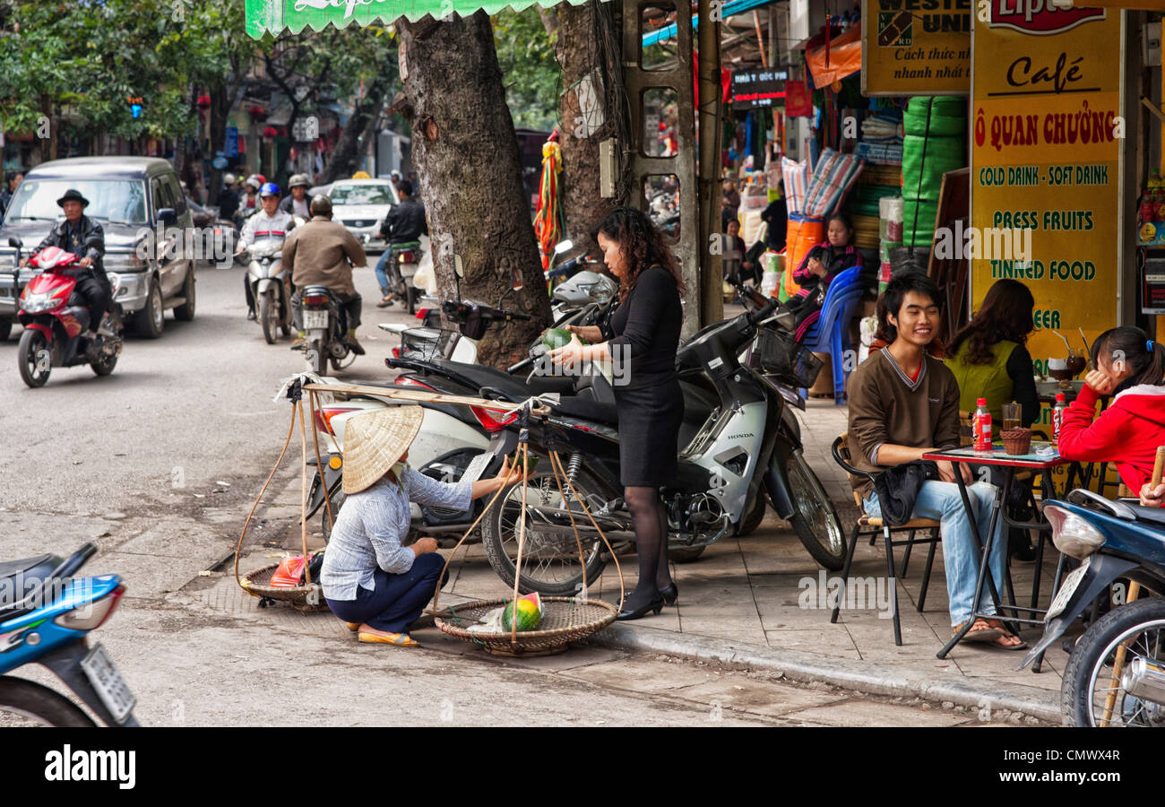 Quelqu'un vendeur vend de l'alimentation quelques fruits à Hanoi Banque D'Images