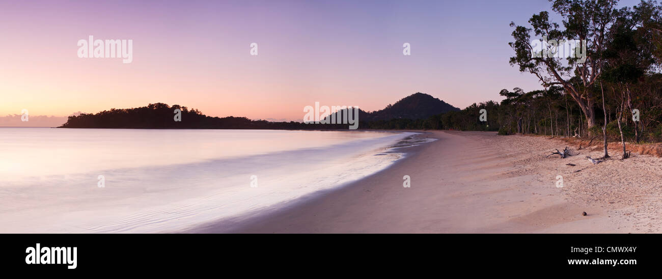 Afficher le long de la plage à l'aube. Kewarra Beach, Cairns, Queensland, Australie Banque D'Images