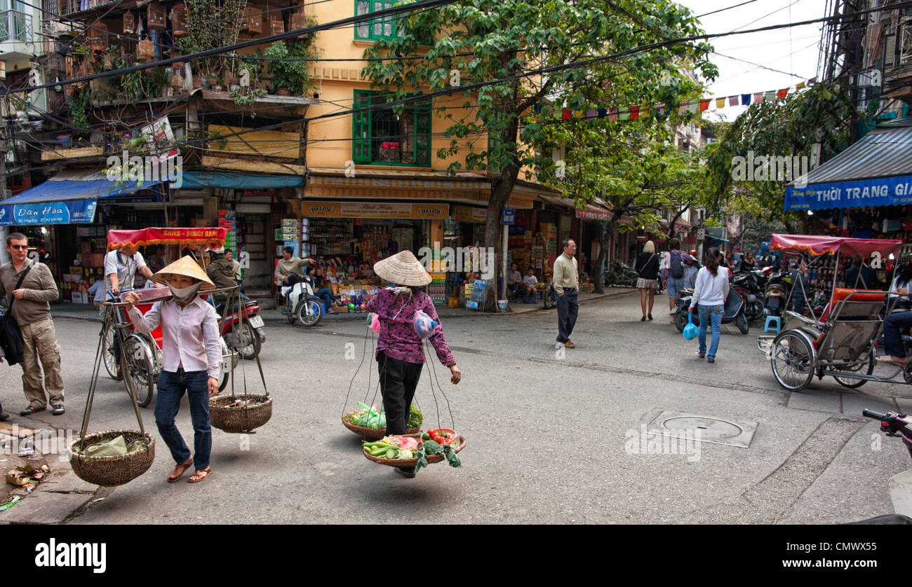 Vendeurs de nourriture transporter leurs marchandises à hanoi vietnam Banque D'Images