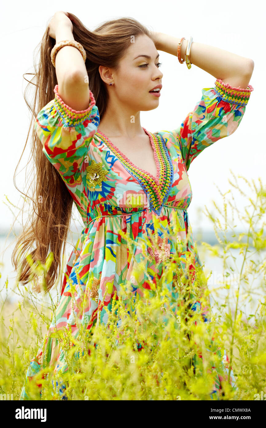 Portrait de jolie jeune femme dans des vêtements de pays bénéficiant de  l'été jour Photo Stock - Alamy