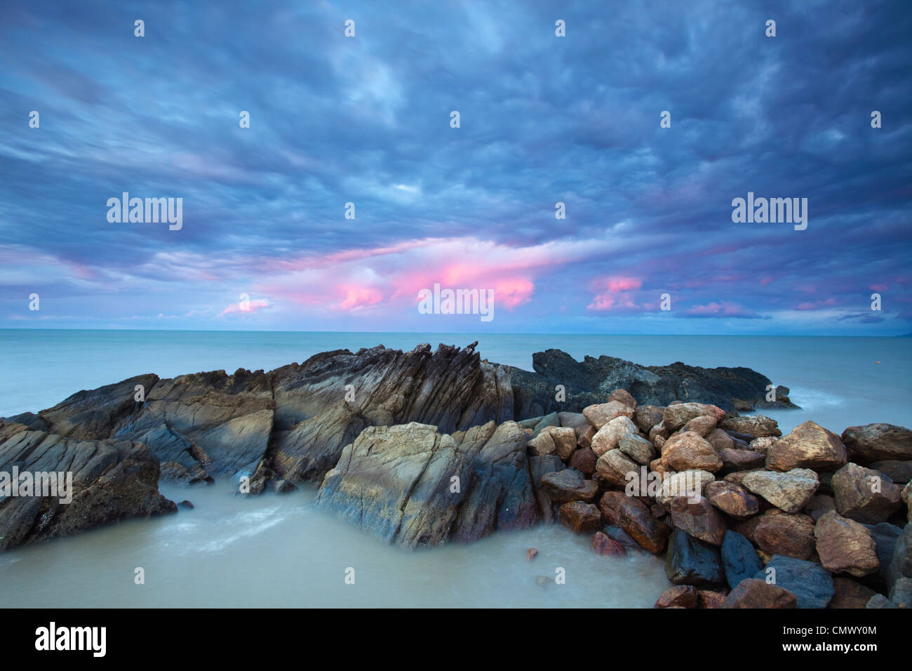 L'aube sur la mer de Corail à Yorkeys Knob, Cairns, Queensland, Australie Banque D'Images