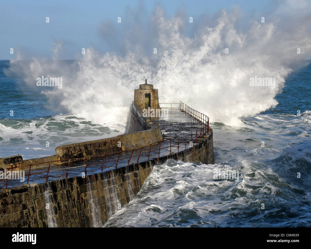 Une grosse vague vagues sur la jetée de Portreath Cornwall, UK. Banque D'Images