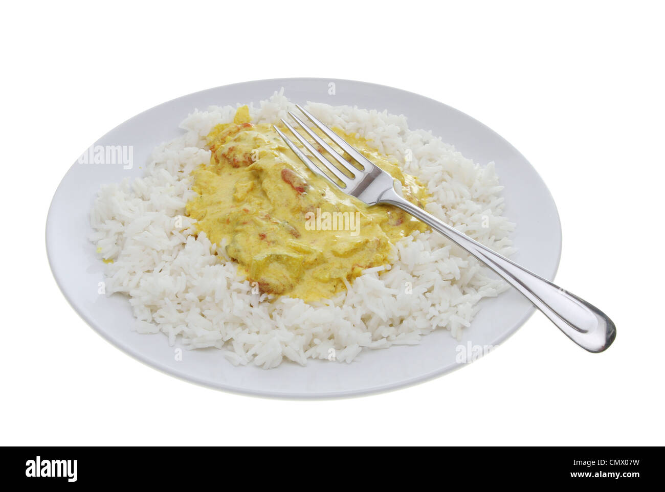 Poulet au curry et riz avec une fourchette sur une assiette blanche contre isolés Banque D'Images