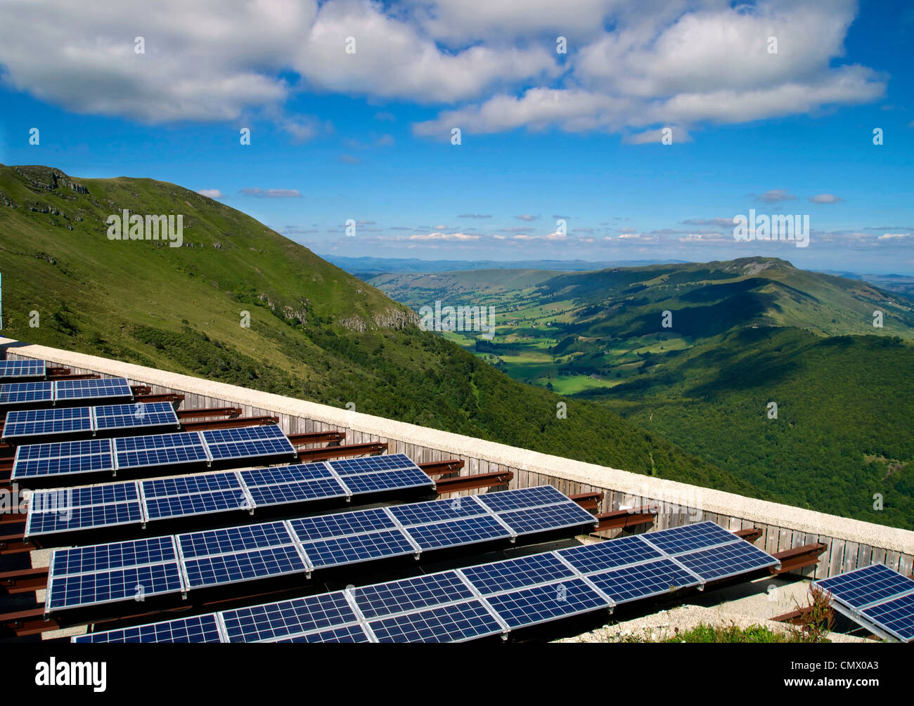 Ferme solaire avec des panneaux solaires dans les régions rurales du Cantal, Auvergne, France, Europe Banque D'Images