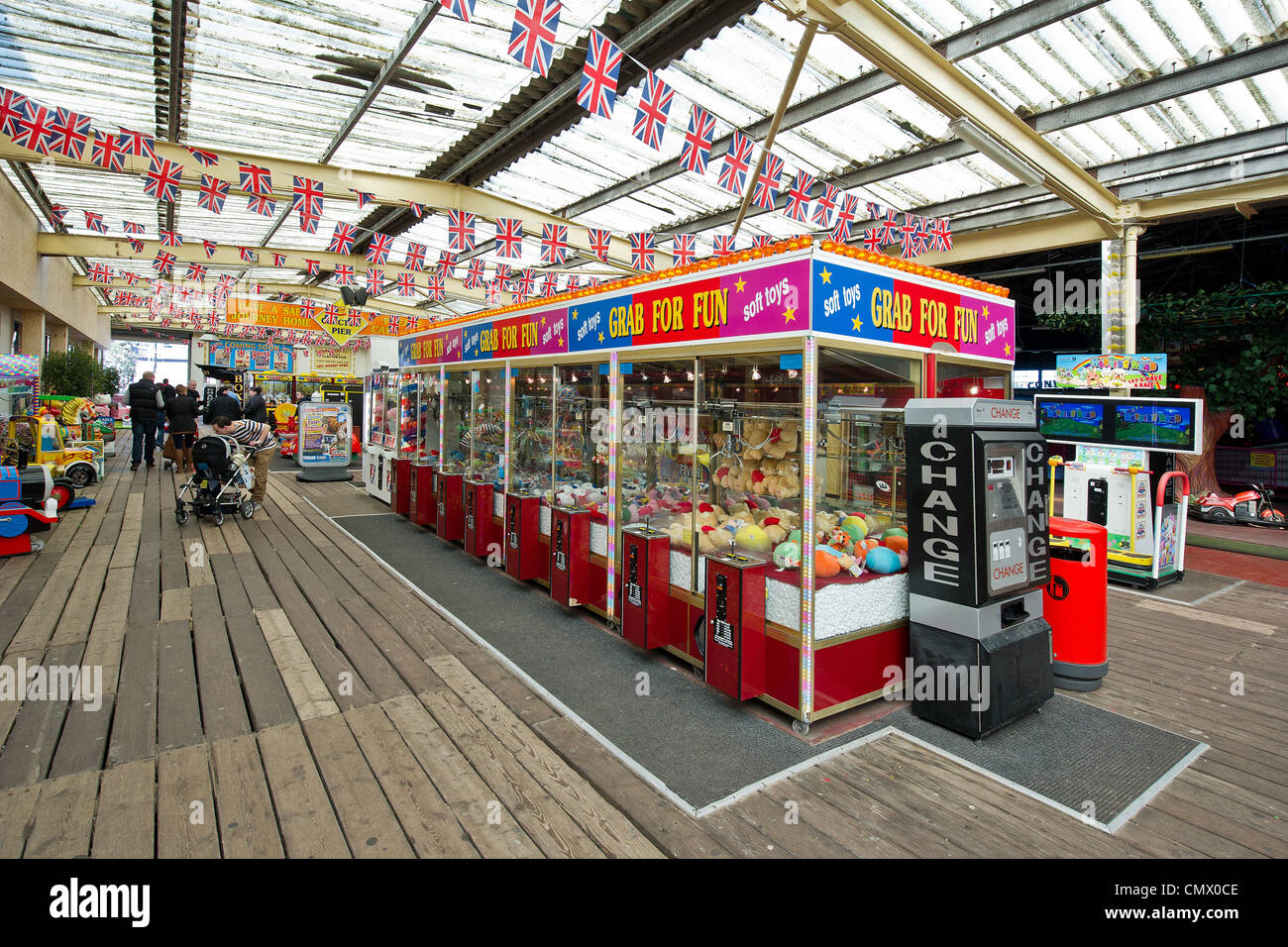 Une salle de jeux électroniques sur Clacton Pier Banque D'Images