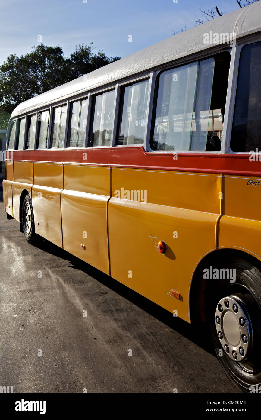 Vieux bus Leyland jaune, Malte, Méditerranée, Europe Banque D'Images