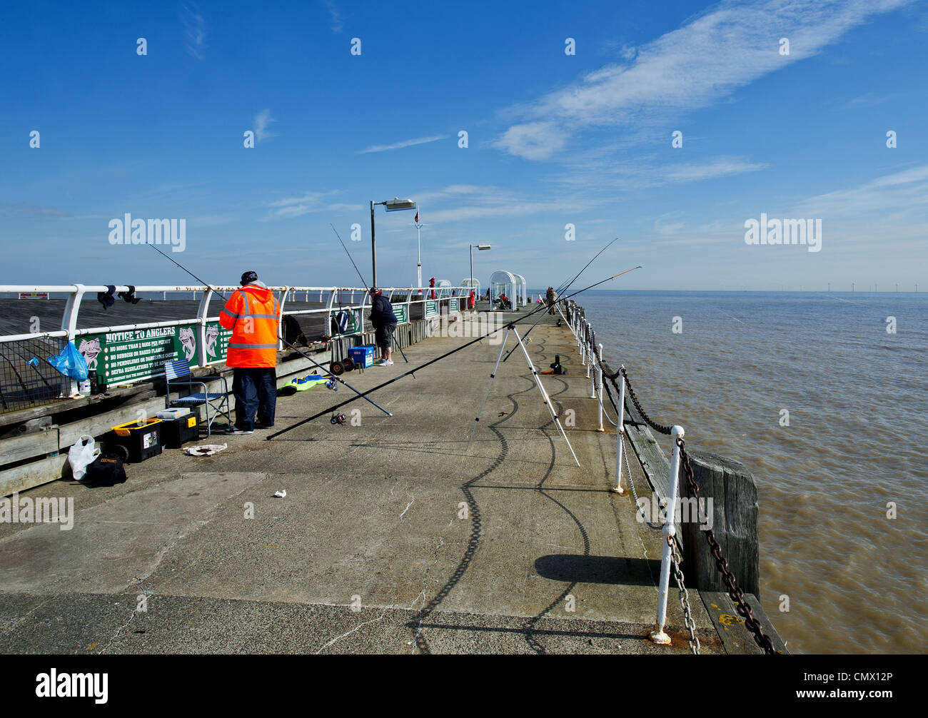 Les pêcheurs de Clacton Pier Banque D'Images