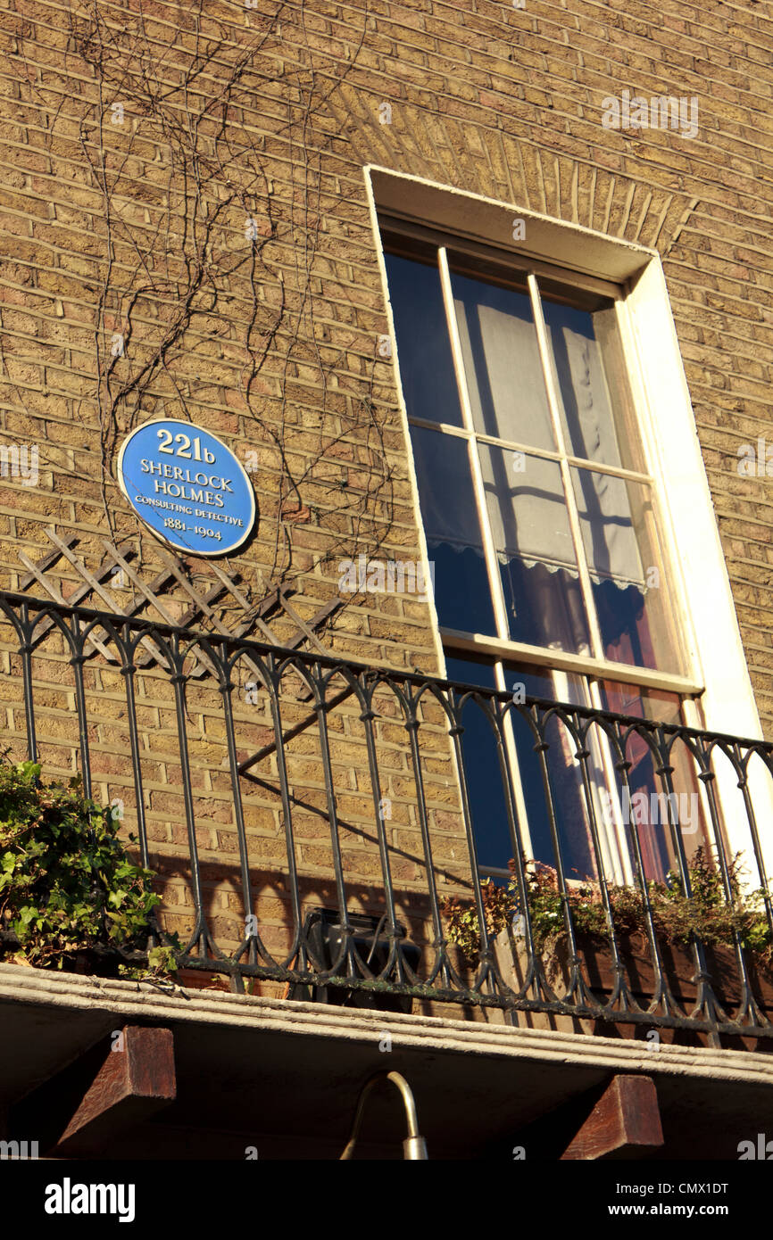 Sherlock Holmes avec l'emblématique fictif chambre chambre numéro affiché à côté de sa fameuse fenêtre dans Marylebone, Londres, Royaume-Uni. Banque D'Images