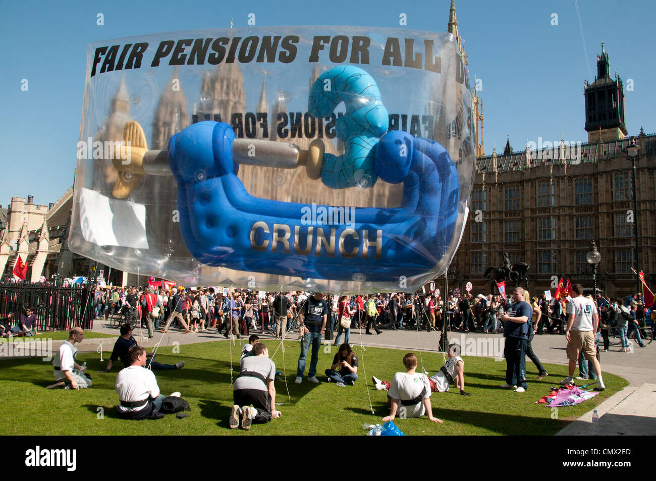 Manifestation organisée par l'écrou contre des changements aux pensions et l'âge de la retraite.Grande dit gonflable juste les pensions pour tous les ' Banque D'Images