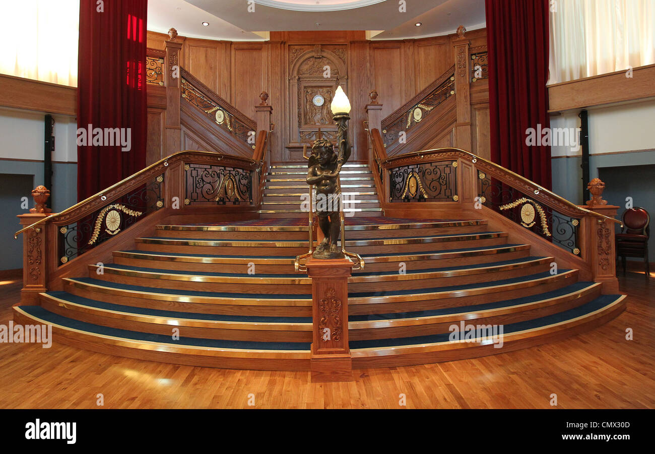 Une réplique du Titanic's Grand escalier du Titanic Belfast visitors center à Belfast, en Irlande du Nord Banque D'Images