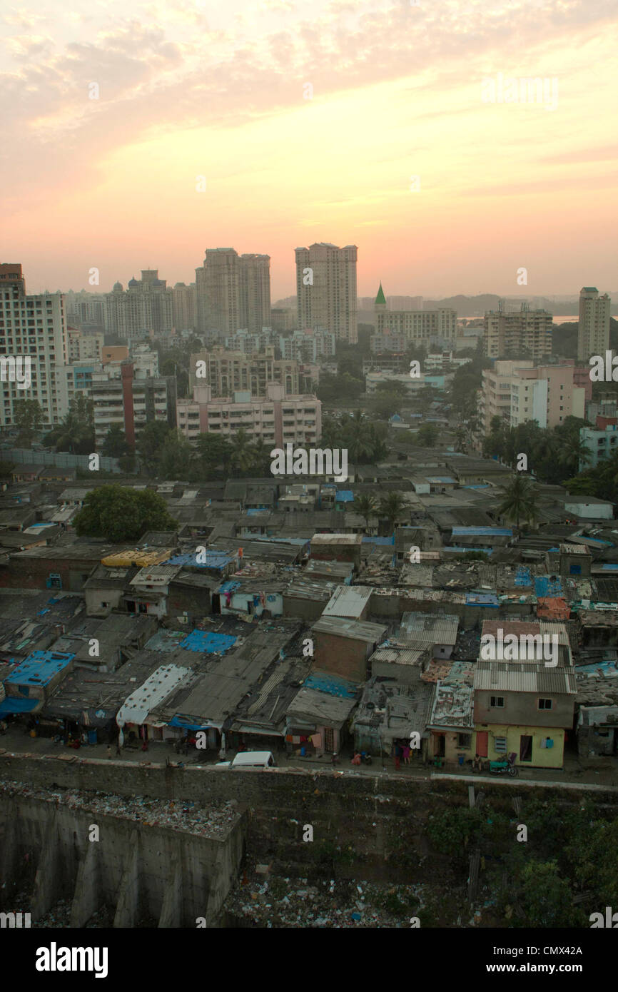 Avec de nouveaux taudis Mumbia Tours de ville en arrière-plan au coucher du soleil Banque D'Images