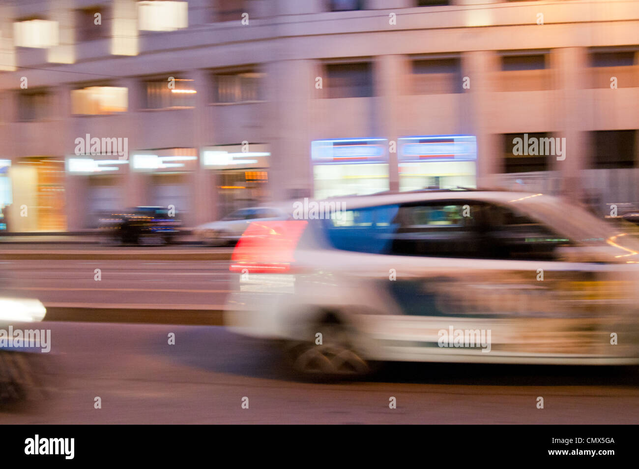 L'heure de pointe du trafic nocturne à Milan Banque D'Images