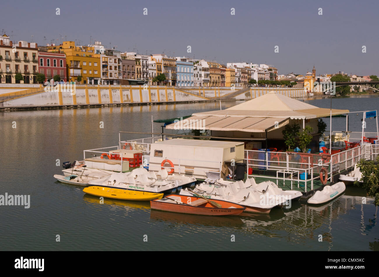 Pédales et le restaurant flottant sur la rivière Guadalquivir à Séville, Andalousie, Espagne Banque D'Images