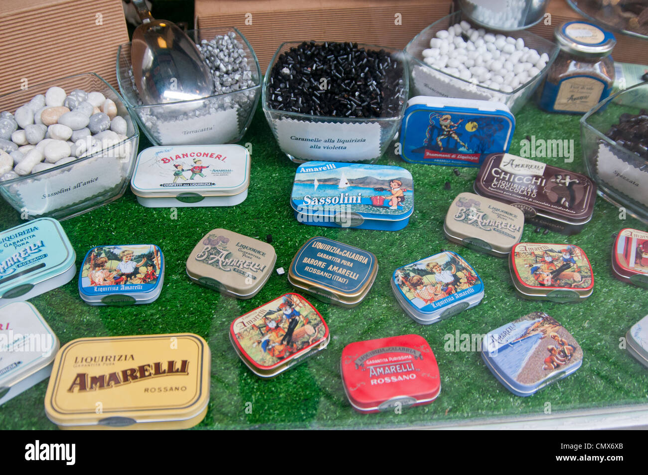 Shop vitrine avec boîtes de bonbons et de réglisse Banque D'Images