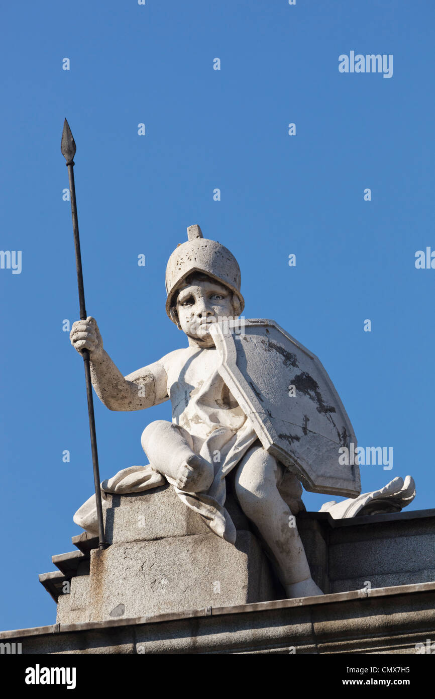 Madrid, Espagne. La figure de l'enfant sur façade de Puerta de Alcala représentant la force, l'une des quatre vertus. Banque D'Images