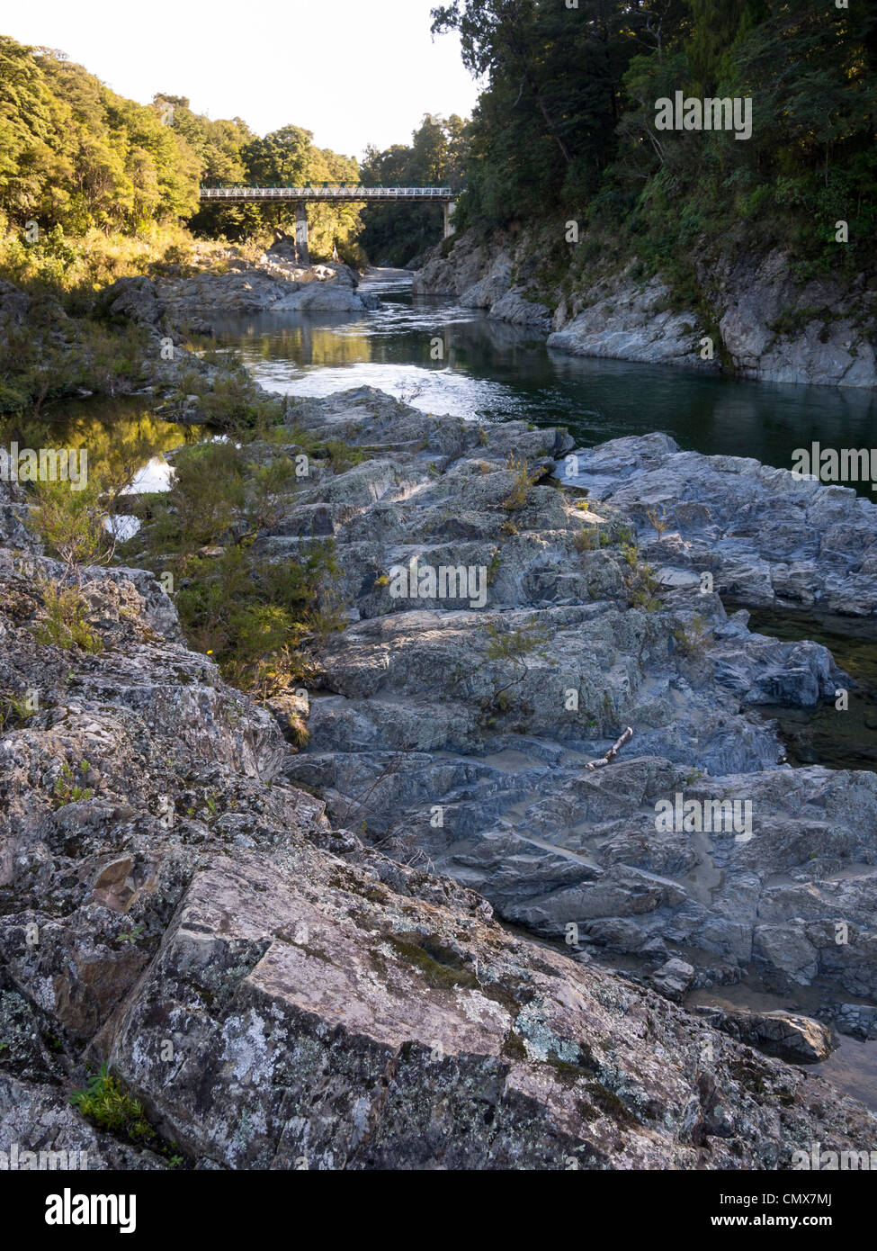 Une vue sur le fleuve vers la taximètre taximètre road bridge, dans le district de Marlborough, Nouvelle-Zélande Banque D'Images