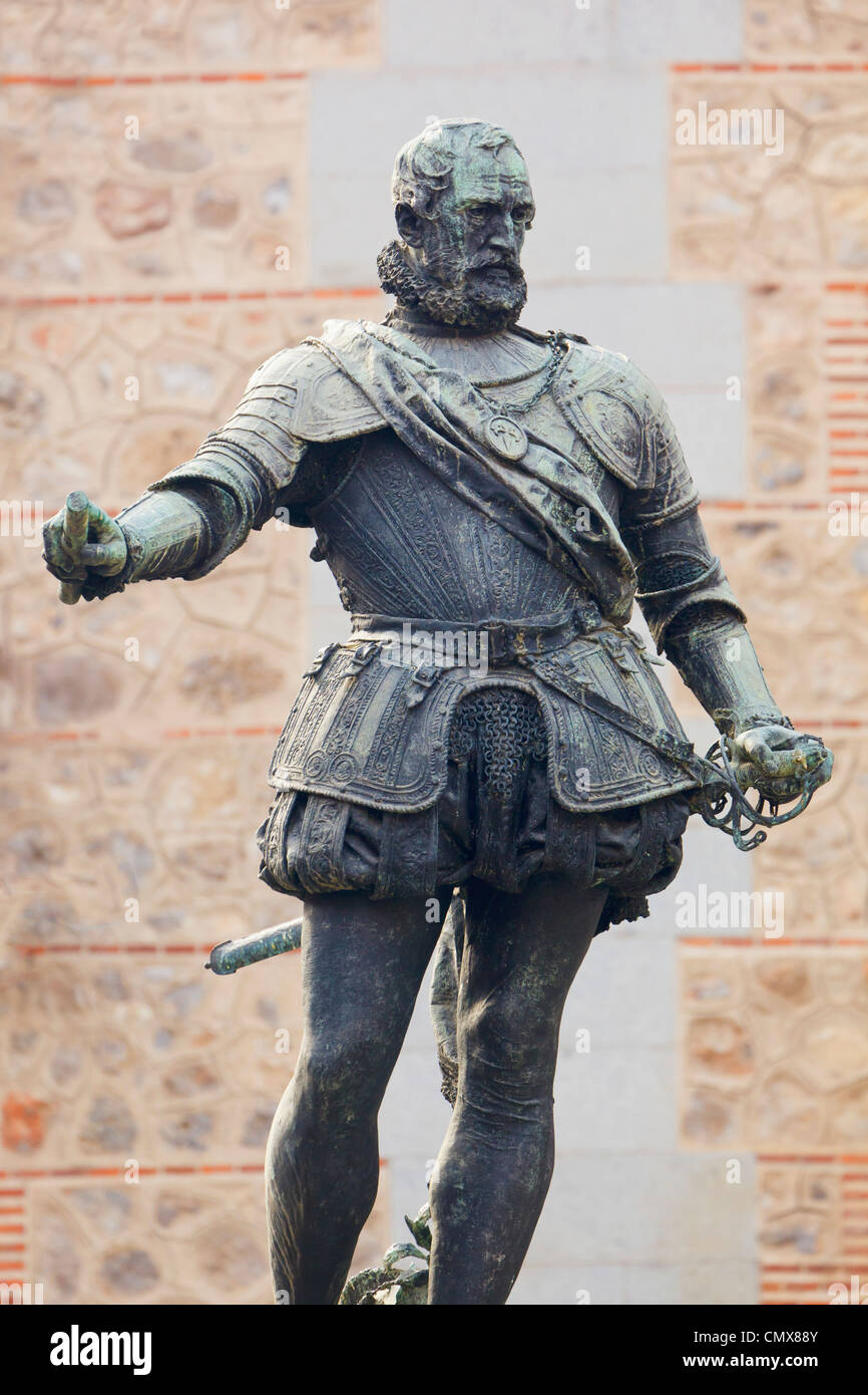 Madrid, Espagne. Statue d'Álvaro de Bazán, 1526-1588, l'amiral espagnol qui se sont battus à la bataille de Lépante, sur la Plaza de la Villa. Banque D'Images