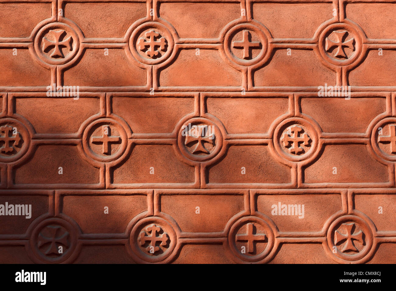 Madrid, Espagne. Schéma des croix sur mur de l'édifice religieux dans la Calle de Alcalá. Banque D'Images