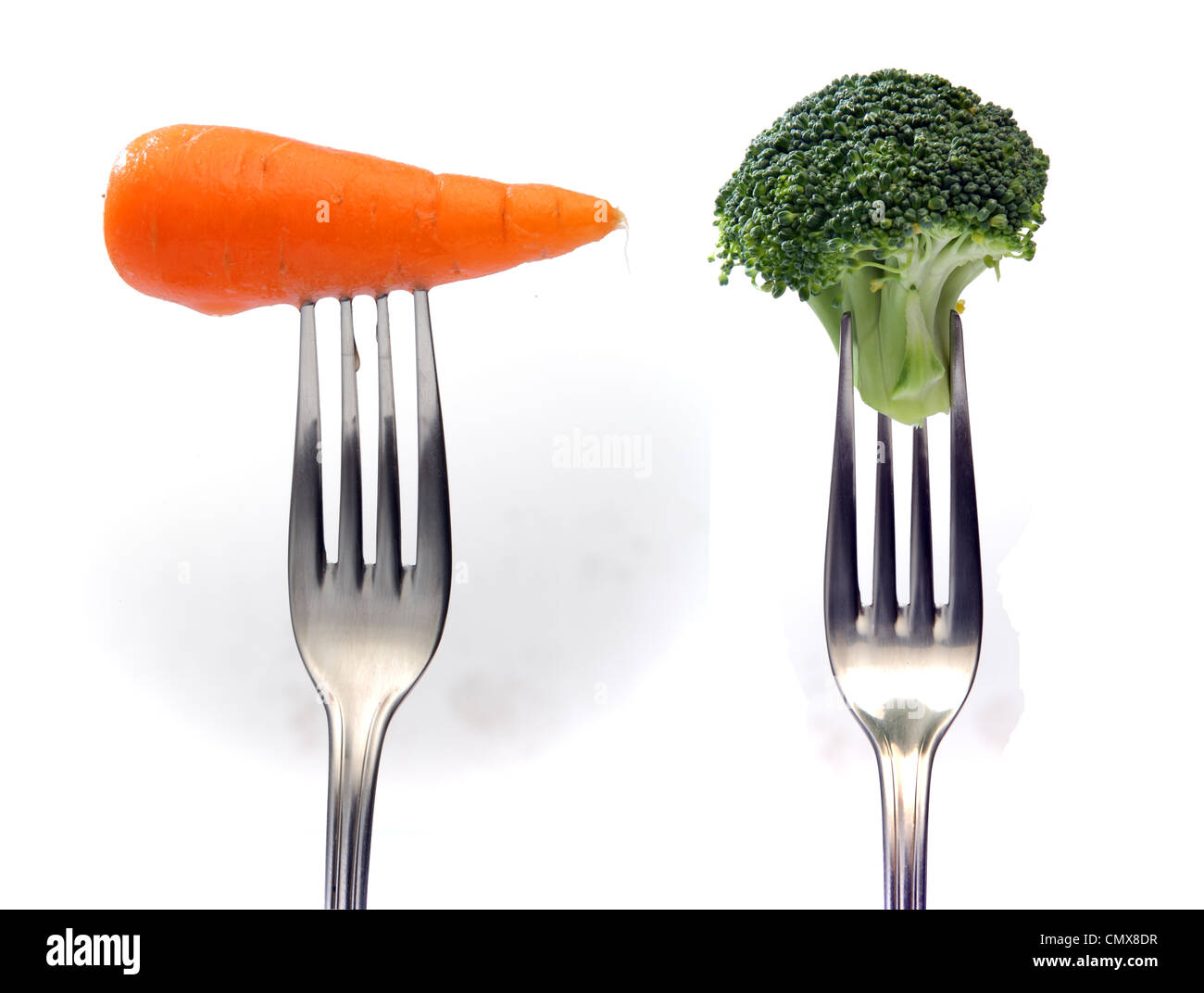 La carotte et le brocoli sur une fourchette. Banque D'Images