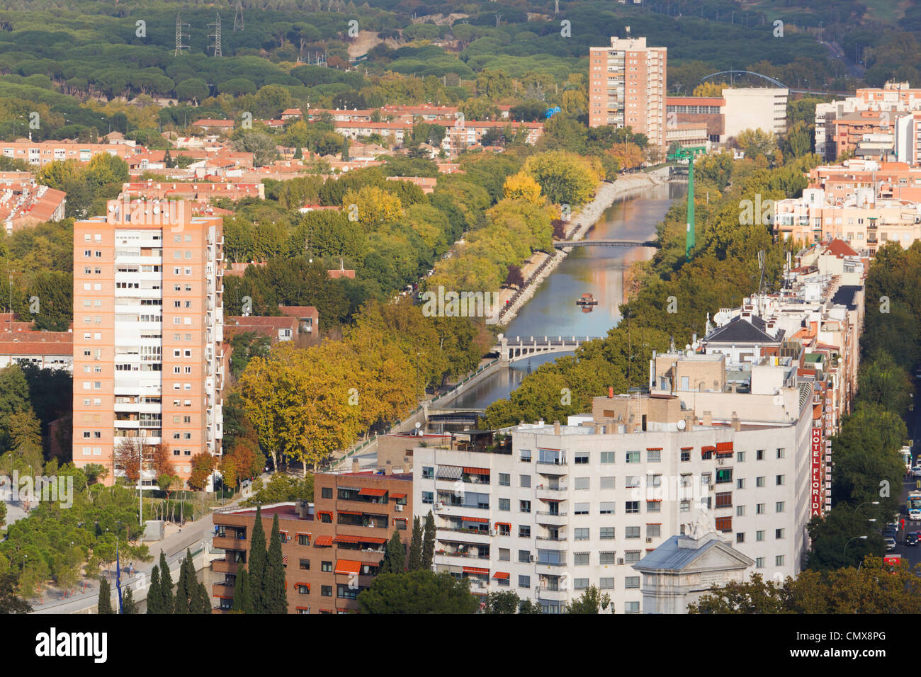 Madrid, Espagne. Les immeubles à appartements dans l'ouest de la ville. Du fleuve Manzanares. Parklands. Banque D'Images