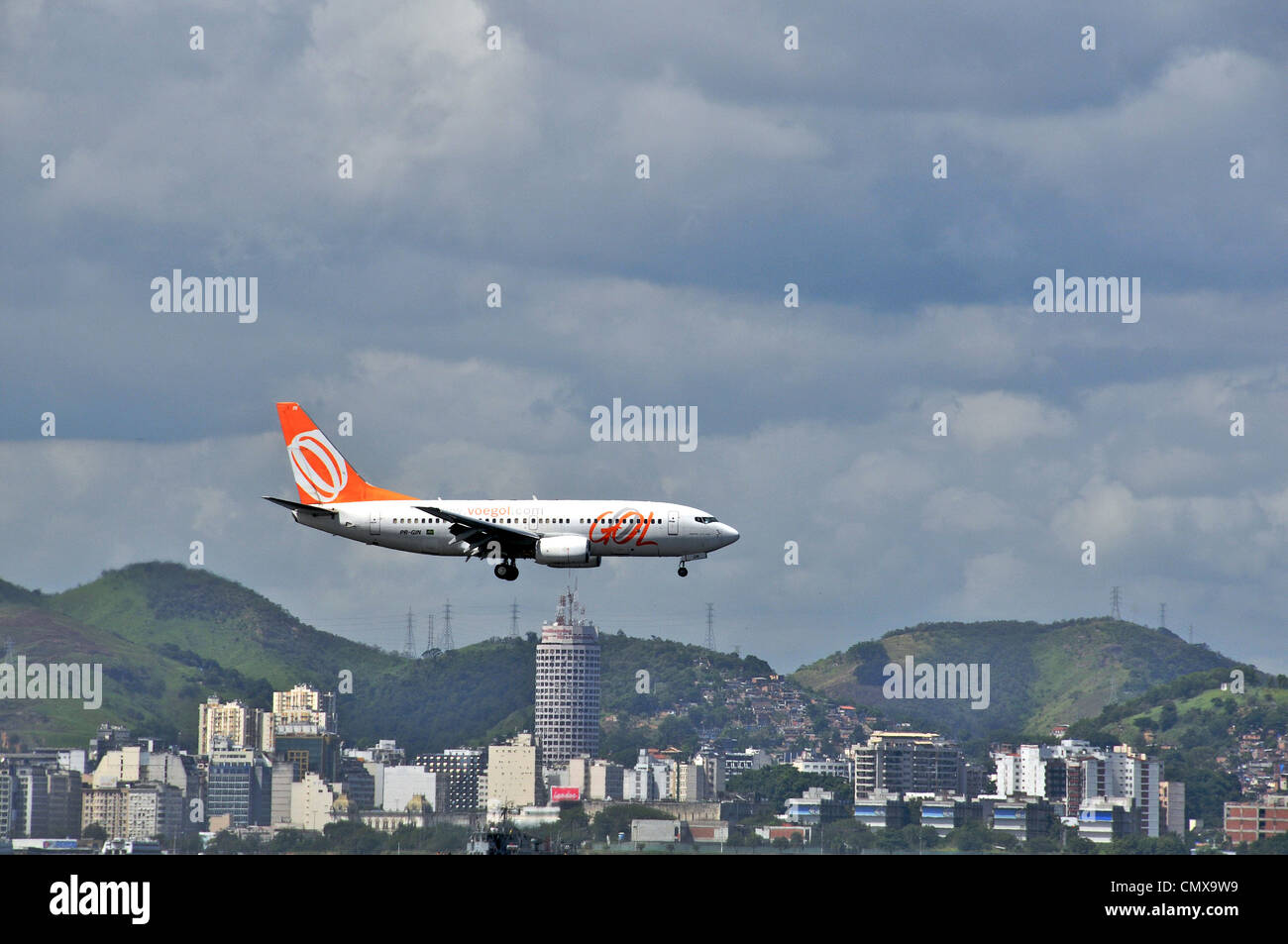 Avion ged à l'atterrissage à l'aéroport de Santos Dumont de Rio de Janeiro au Brésil, derrière la ville de Niterói Banque D'Images