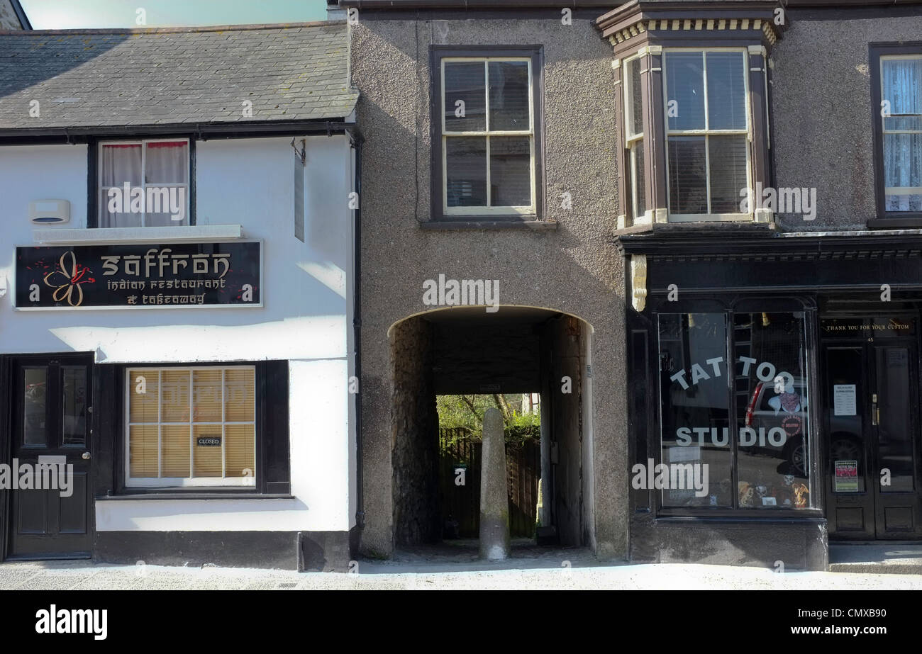 Un restaurant indien à emporter et à côté d'un salon de tatouage à Helston , Cornwall. Banque D'Images