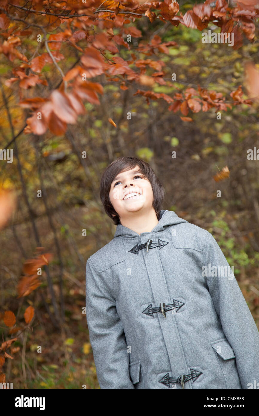 Allemagne, Huglfing, Boy looking up, smiling Banque D'Images