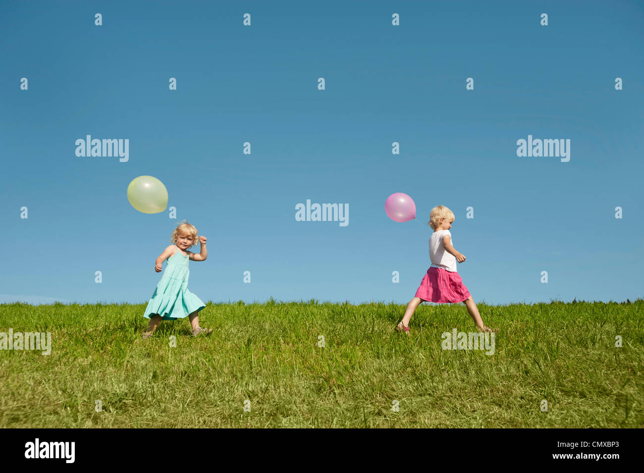 Germany, Bavaria, pour marcher dans l'herbe avec des ballons Banque D'Images