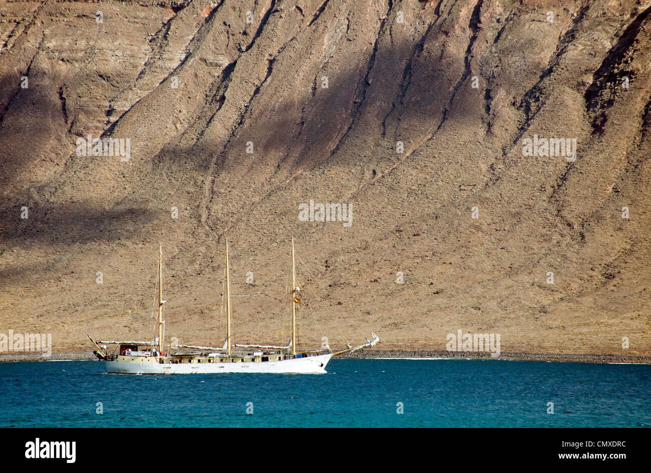 Grand navire à voile en passant sous la falaise à la nord de Lanzarote Îles Canaries, Espagne Banque D'Images